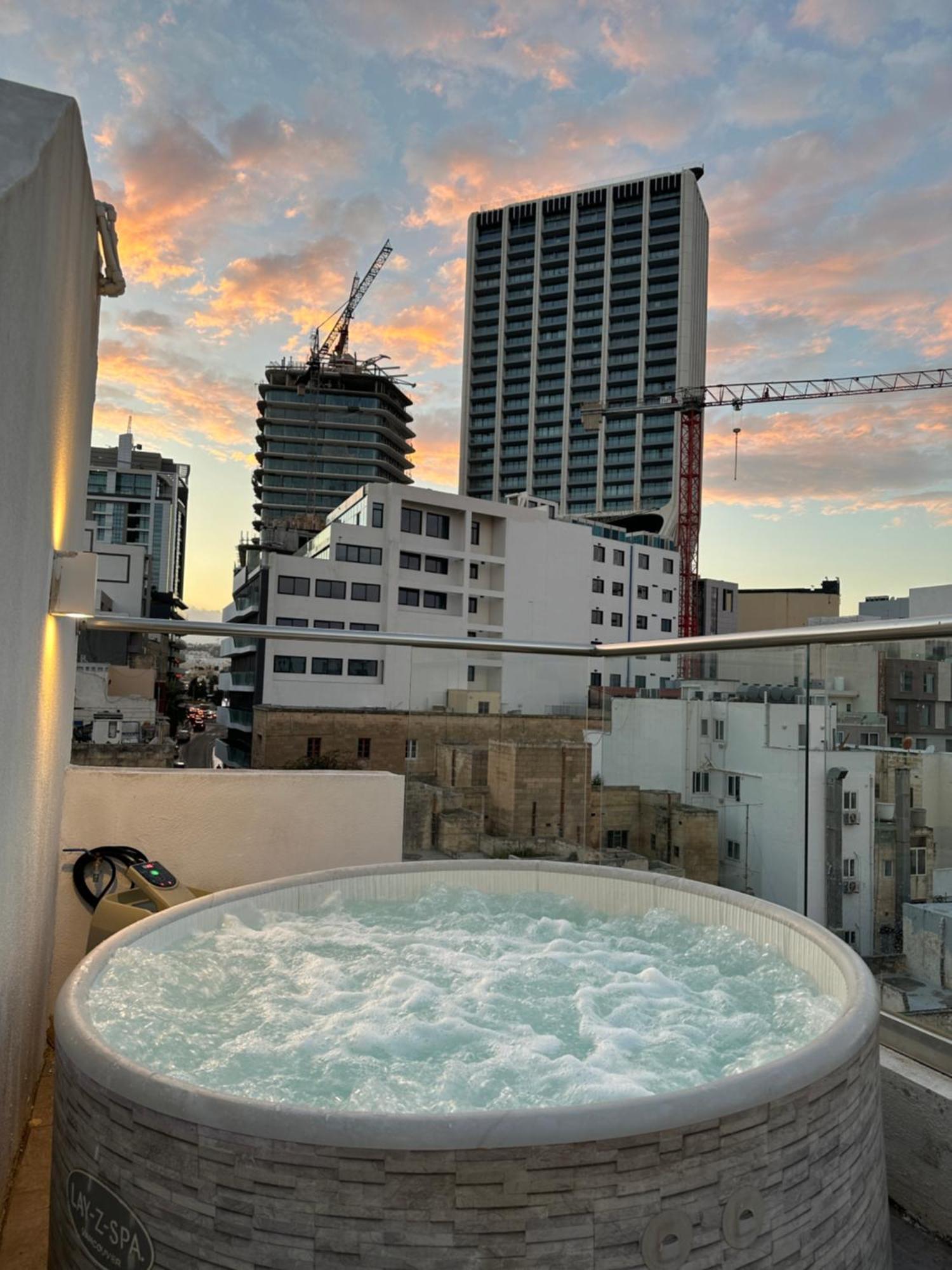 Paceville Sea View Penthouse With Jacuzzi! Saint Julian's Dış mekan fotoğraf