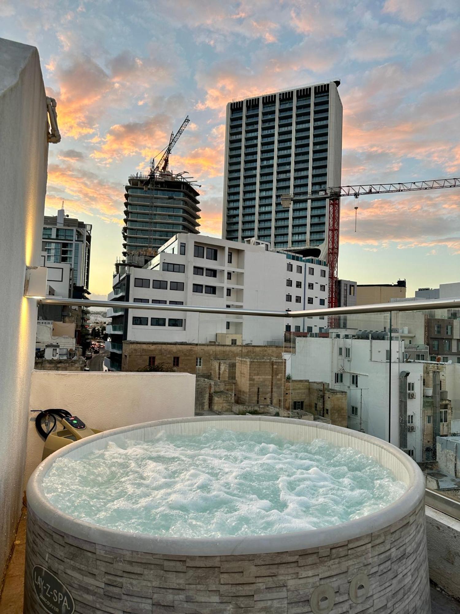 Paceville Sea View Penthouse With Jacuzzi! Saint Julian's Dış mekan fotoğraf