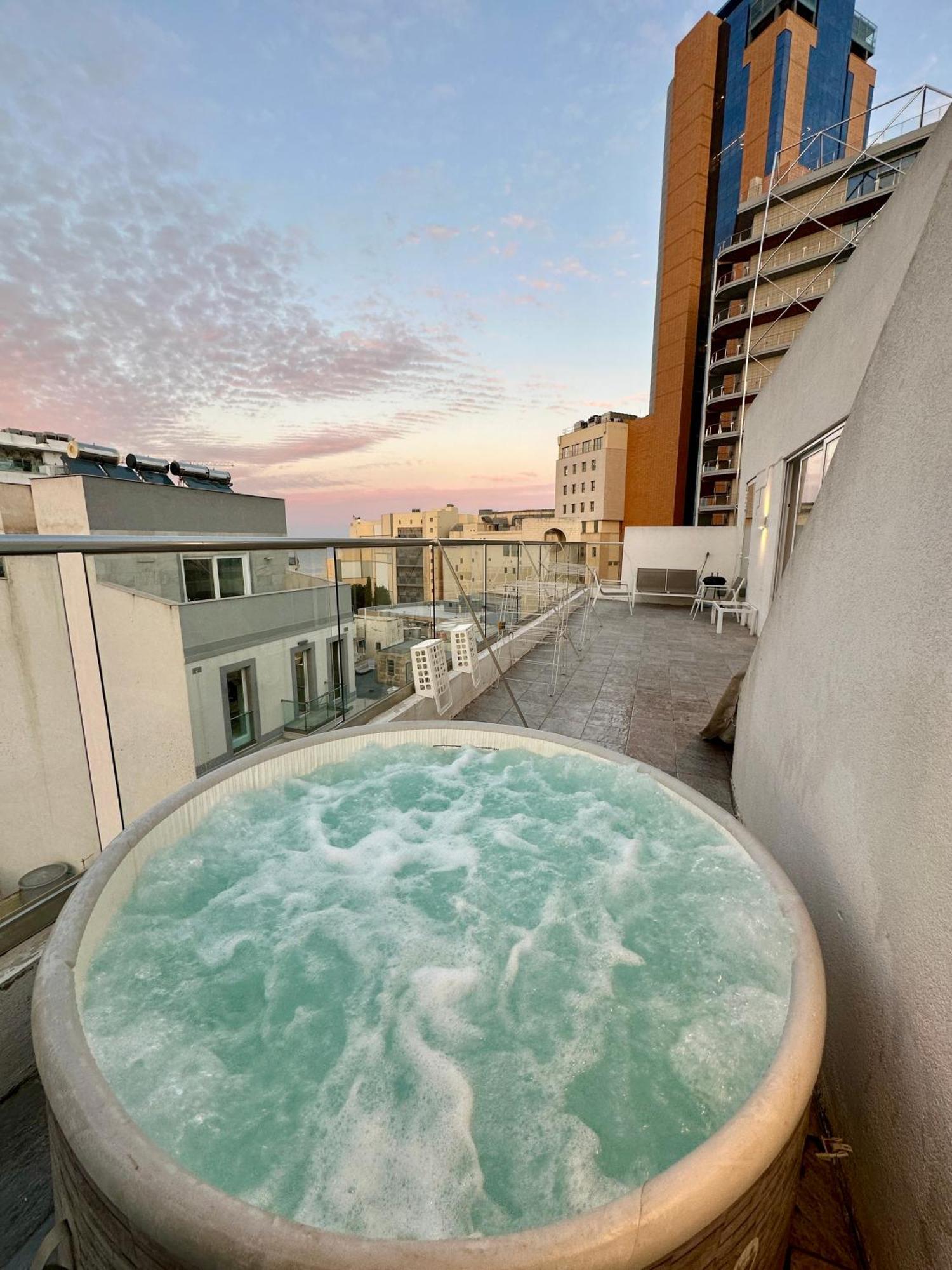 Paceville Sea View Penthouse With Jacuzzi! Saint Julian's Dış mekan fotoğraf
